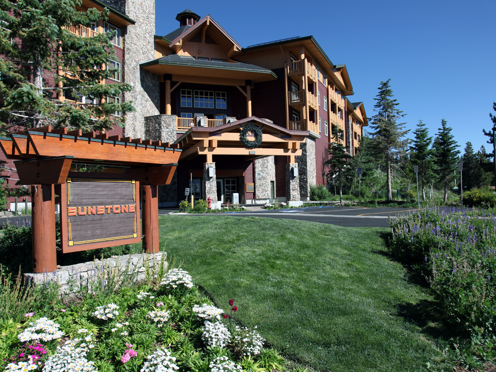 Summer Mammoth Vacation Discounts at Sunstone Lodge